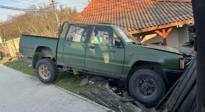 Riadalom Pétfürdőn: Kerítésnek hajtott a bedrogozott sofőr, egy ember megsérült