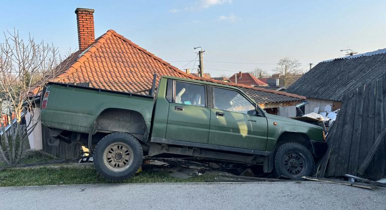 Mint a GTA-ban: bedrogozva és részegen vezetett a pétfürdői sofőr, egy családi ház kertjében kötött ki