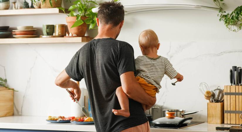 Csak fél órára hagyta magára a totyogó kislányát az édesapjával: megdöbbent az anyuka, mire érkezett haza