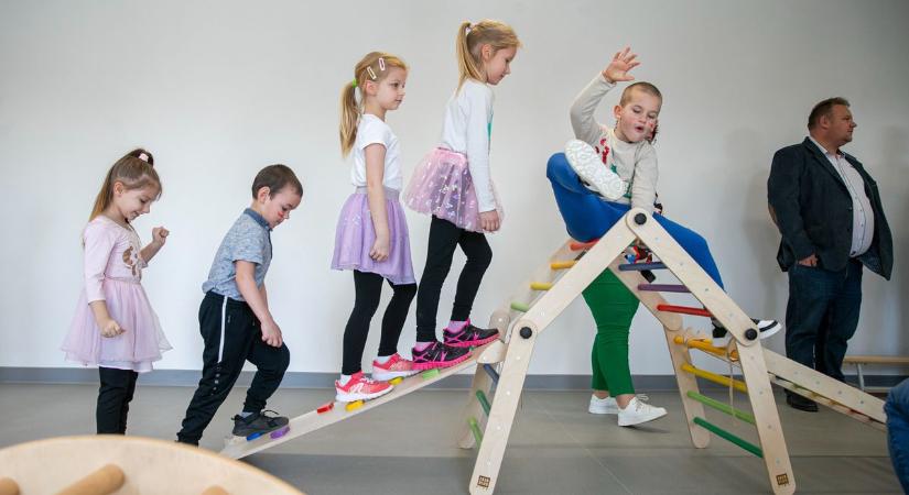 Több mint 100 millióból épült meg az új óvodai tornaterem Bácsbokodon – fotók, videók