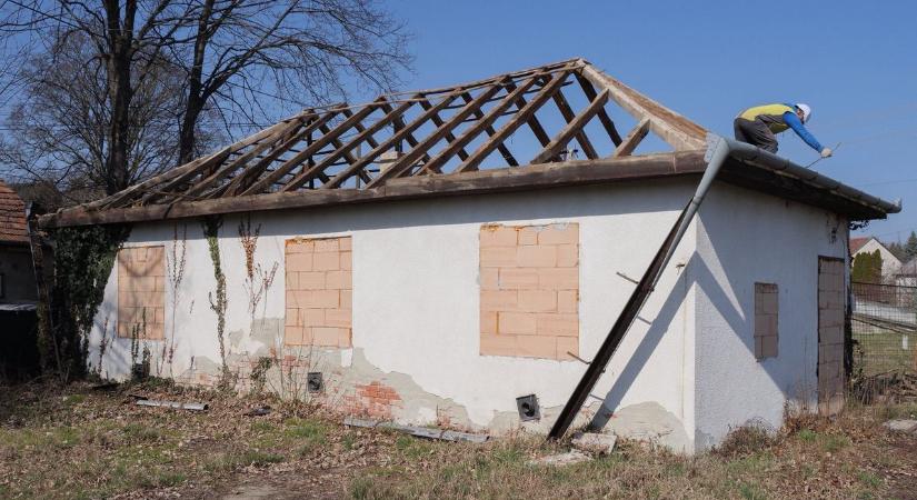 Ez sem fog már összedőlni: a város közbelépett! Eltűnik a csúfos épület