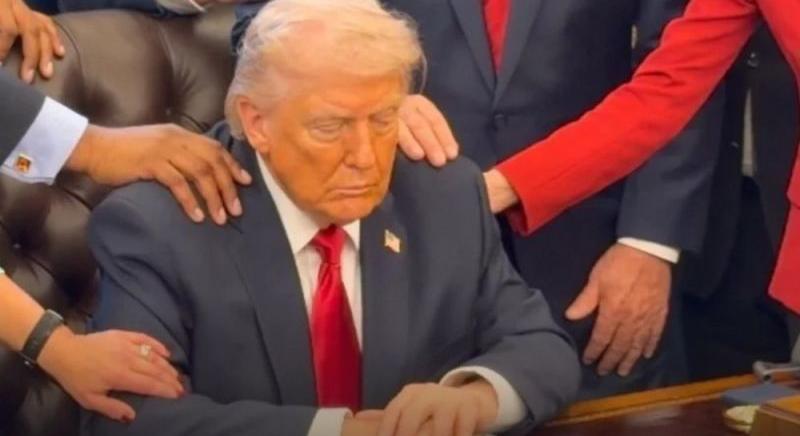 Bizarr és hátborzongató: Trumpért imádkoztak az Ovális Irodában