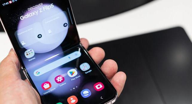 A Samsung kitalálta, hogyan olcsósíthatná a hajtogatható telefonját