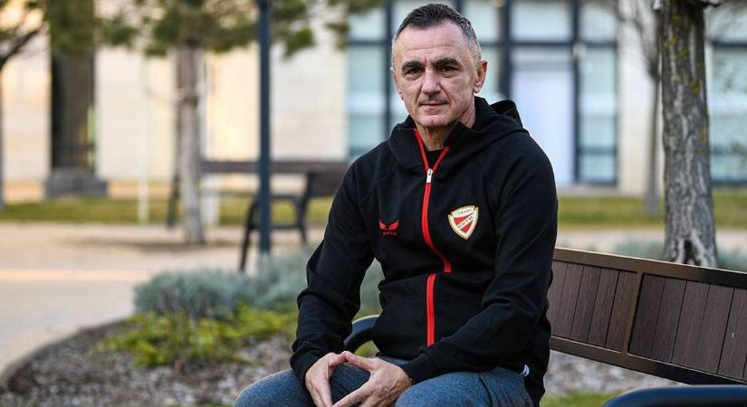 Bemutatták az NB I-es klub új edzőjét, a szurkolók lázadnak: „Mindenki rajtunk röhög”