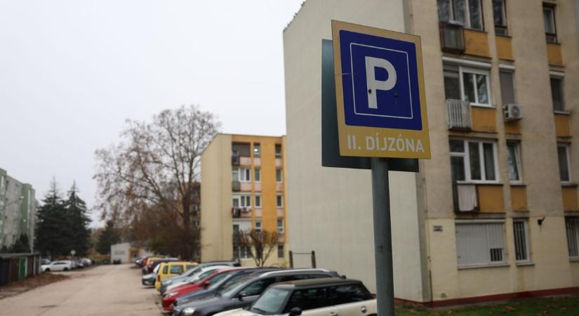 Jön az olcsóbb parkolás, újabb kényelmi díjat törölnek el