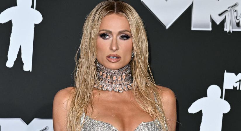 Tűzforró képek: Paris Hilton minden ruhadarabot ledobott magáról