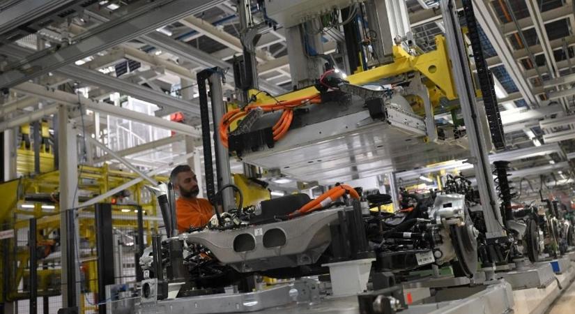 Ez az elektromos autó kell most mindenkinek Európában: annyi a megrendelés, hogy nem tudják leállítani a gyárat – "Ilyen még nem volt"