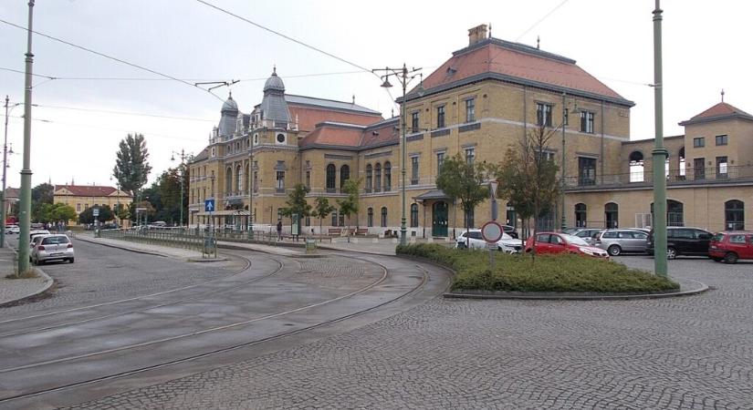 Hetekre lezárják a szegedi vasútállomás előtti teret
