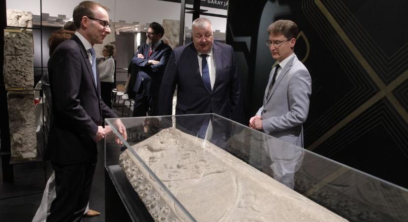 700 éves királyi emlék érkezett Fehérvárra: bemutatták Tössi Boldog Erzsébet szarkofágfedelét