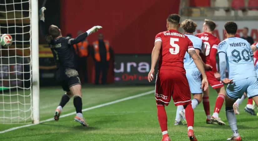 Öngól, bizarr sárga lap, szinte biztos bennmaradó a Kisvárda