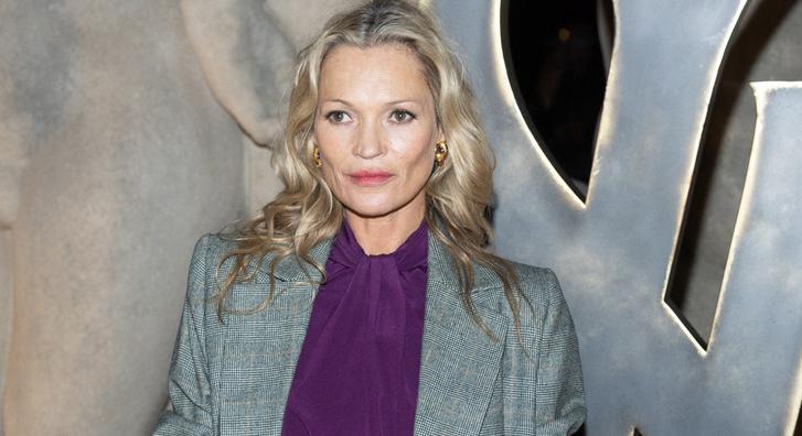 Kate Moss merész, áttetsző blúza ellopta a show-t Párizsban