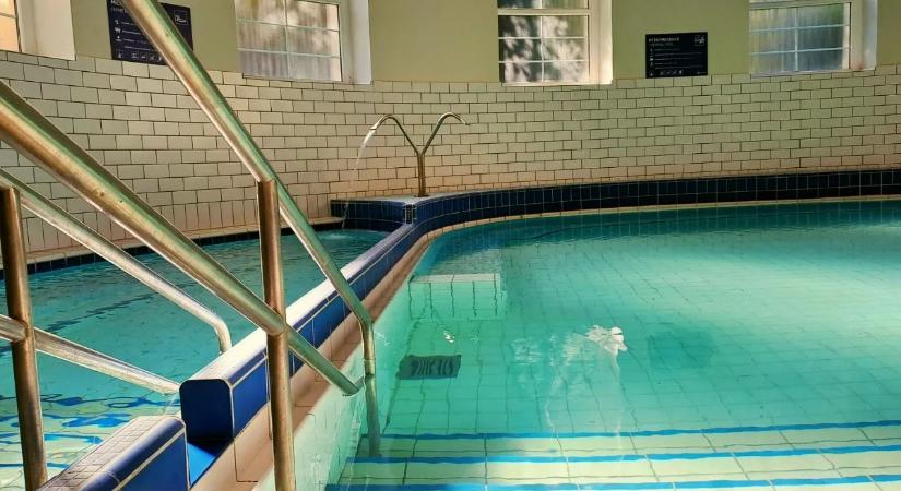 Betonrengeteg közepén rejtőzik ez a kis gyógyvizes fürdő