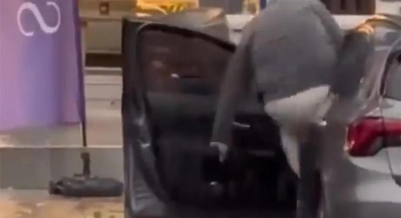 Zuhogó esőben próbált beszállni a kocsiba, a végén mindenki rajta röhögött – videó