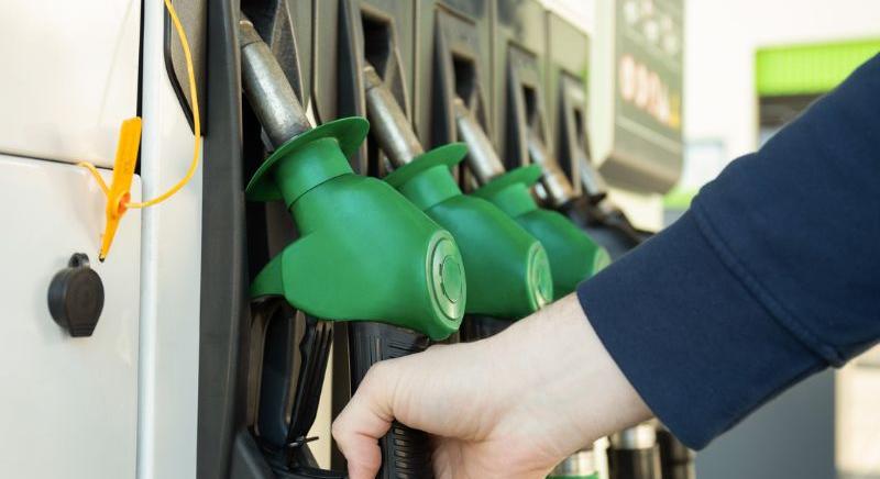 Dühöngenek az autósok: ilyen brutális áremelkedésre eddig nem volt példa