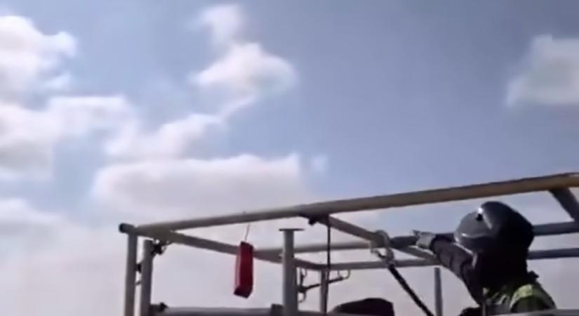 Egy hajóról levideózták, ahogy egy Iránra kilőtt cirkálórakéta közvetlenül mellettük száguld el