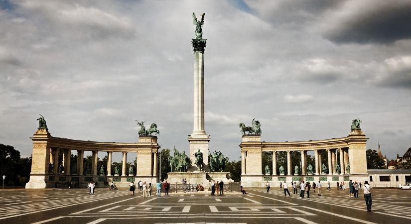 Akkora hibát fedeztek fel a Hősök tere egyik szobrán, amitől totál lever a víz