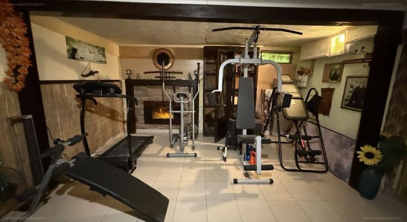 Családi ház saját konditeremmel Győrszentivánon - fotók