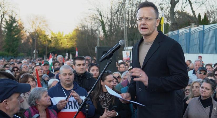 „Arról nem hallottam, hogy Magyar Péter is elítélte” – Ukrajna ellen demonstráltak a nagykövetség előtt