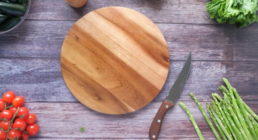 Fa vagy műanyag vágódeszka: melyik a higiénikusabb a konyhában?
