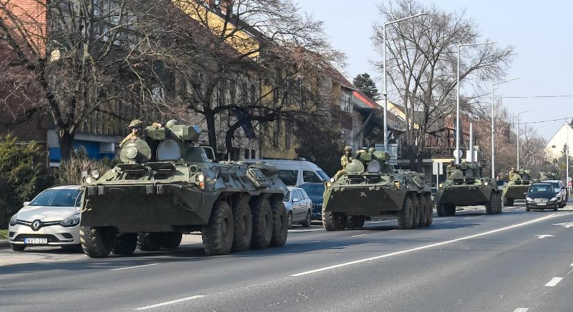 Katonák az utcákon