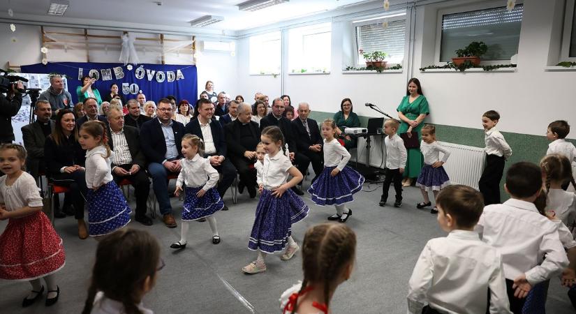 Különleges születésnap Kiskunhalason: az 50 évvel ezelőtti „óvodások” fújták el a gyertyát – fotók