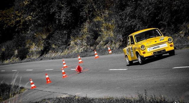 Kis sárga trabi, nagy célok – A Mecsek Rallyra készül a helyi páros