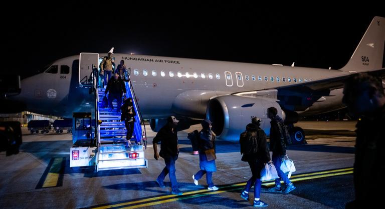Újabb 68 embert szállított haza a magyar kormány a Közel-Keletről