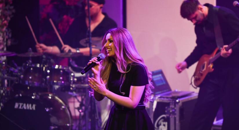 Felejthetetlen este Mátészalkán: így varázsolta el a közönséget Radics Gigi a Hölgyek hetén