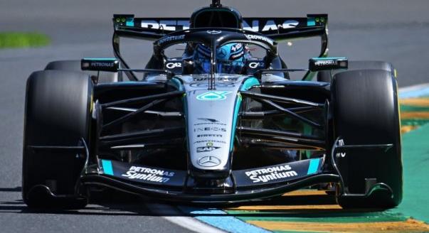 Russell a pole-ban az F1-es Ausztrál Nagydíjon, Verstappen a Q1-ben kiesett