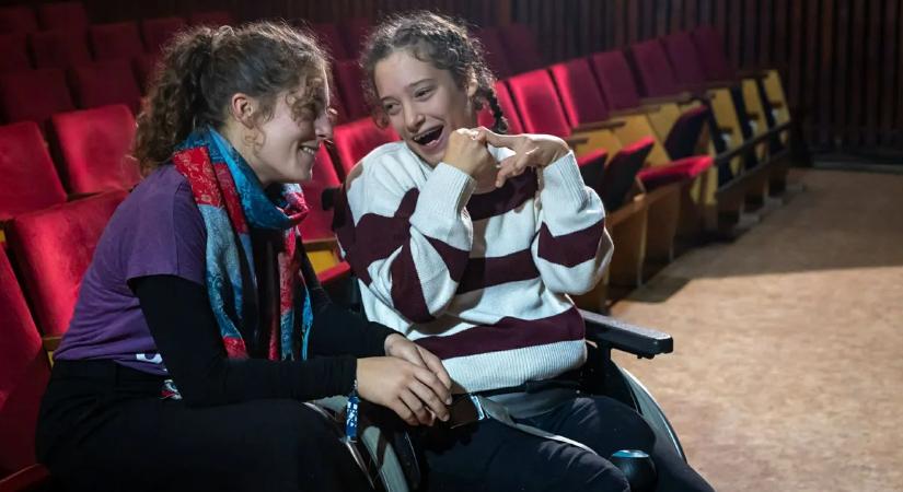 "Mozogni nem igazán tudok, ezért meséket írok" - a kerekesszékes, agyvérzéssel született Timi így alkot