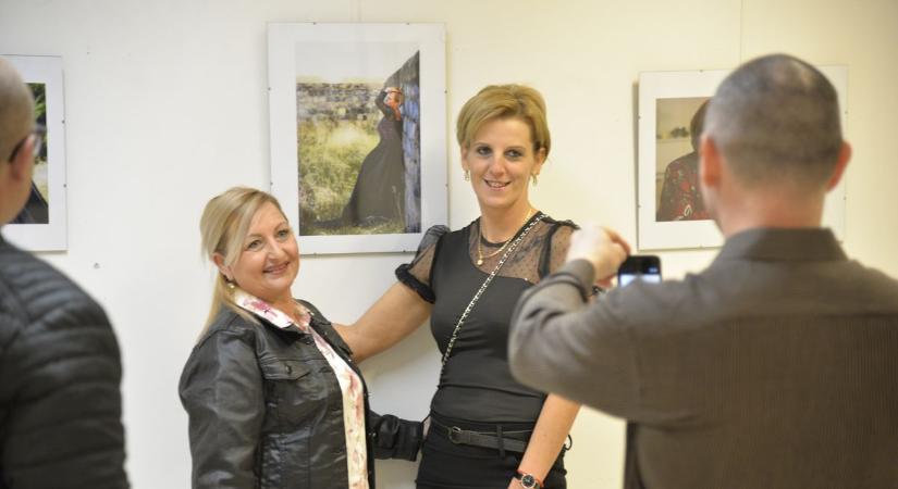 Titokzatos női sorsok a képeken – különleges fotókiállítás nyílt Mátészalkán