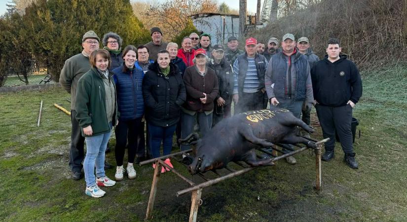 A disznón kívül mindenki örült! Megadták a módját a falusi tornak