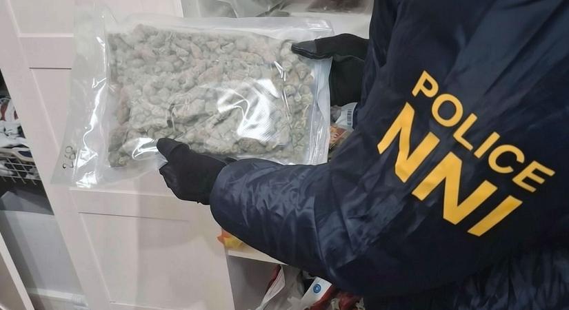Lecsaptak a dílerekre: 3,6 kiló drogot és tíz autót foglaltak le (videóval)