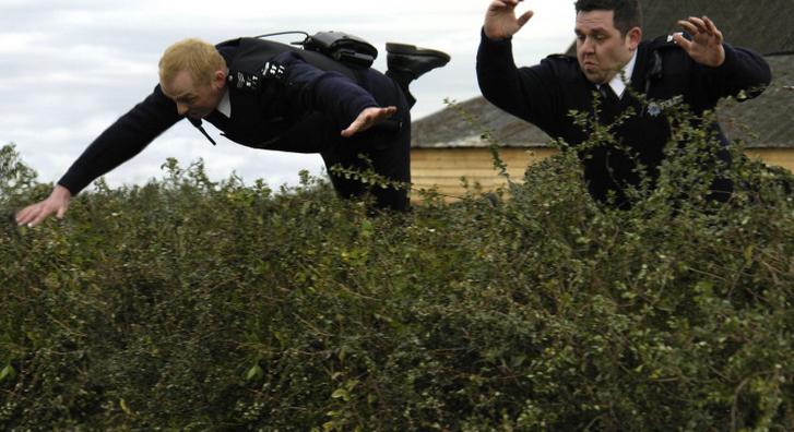 Látványos üldözés: rendőrök kerítéseket átugrálva vették üldözőbe a gyanúsítottat