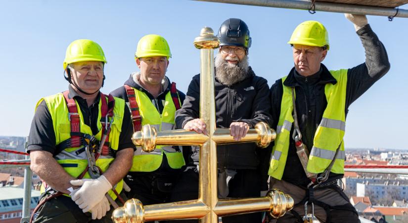 Időkapszulát helyeztek el a debreceni görögkatolikus főszékesegyház toronykeresztjének tövében