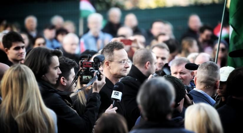 Szijjártó: Akik nem hazudnak sokat, azoknak talán nyilatkozom – videóriport az ukránellenes tüntetésről