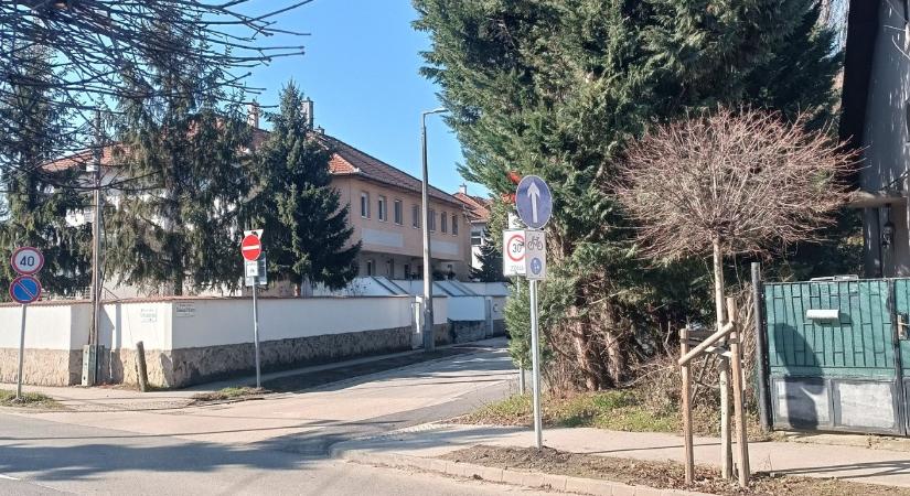 Egyirányúsítottak egy fontos utcát Budapesten, a környéken élők kiakadtak