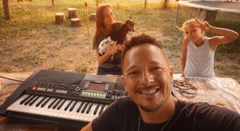 Tesók Attila, Ates dalzáport szórt rajongóira