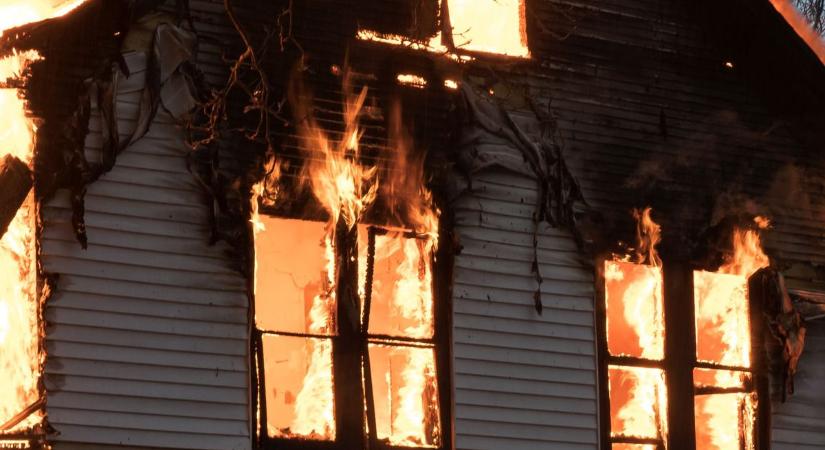 Kigyulladt egy családi ház Veszprémben