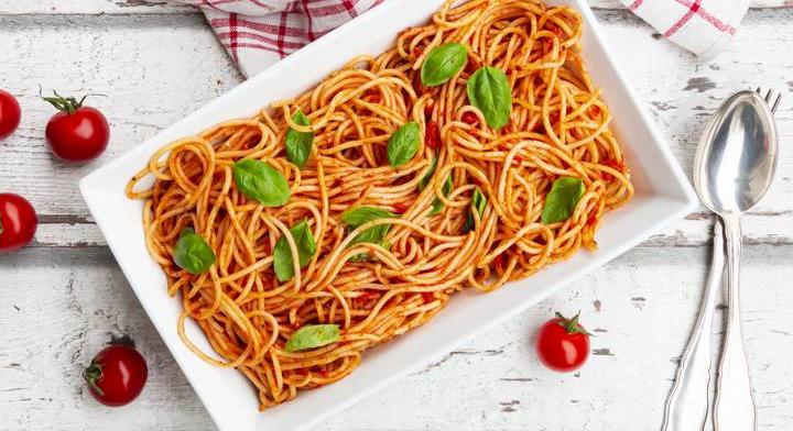 Gyors, egytepsis spagetti: a szósszal együtt, a sütőben puhul