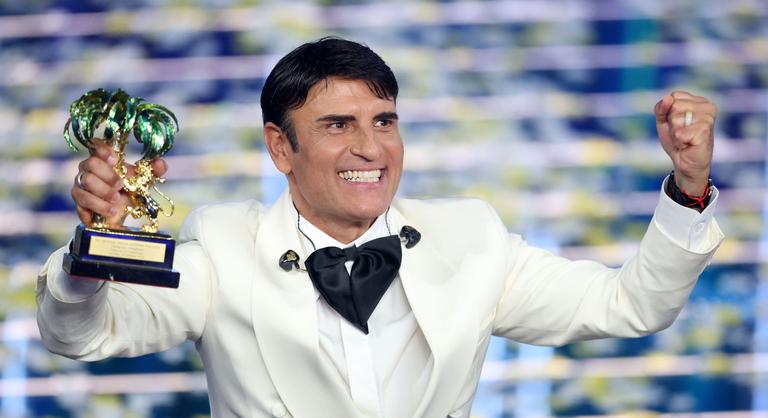 Lócitrom a vörös szőnyegen, esküvői dal a színpadon