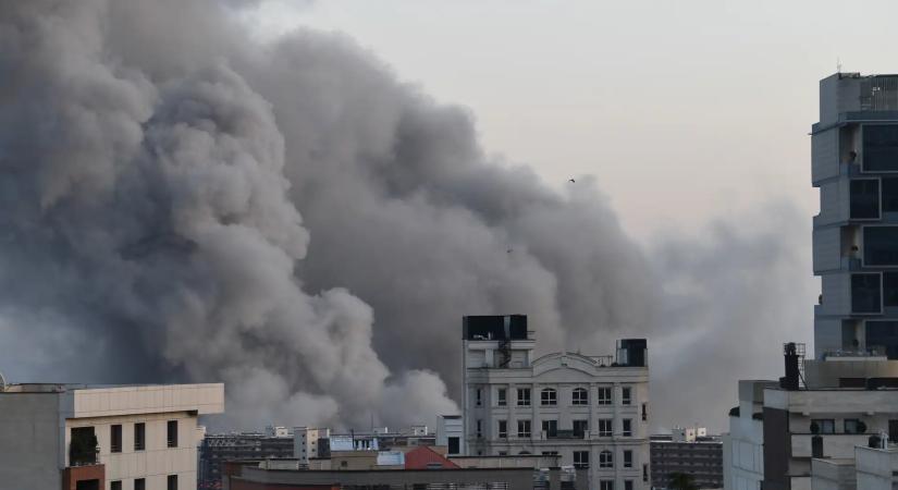 Lángokban a teheráni reptér: Izrael totális légiháborút indított Irán ellen