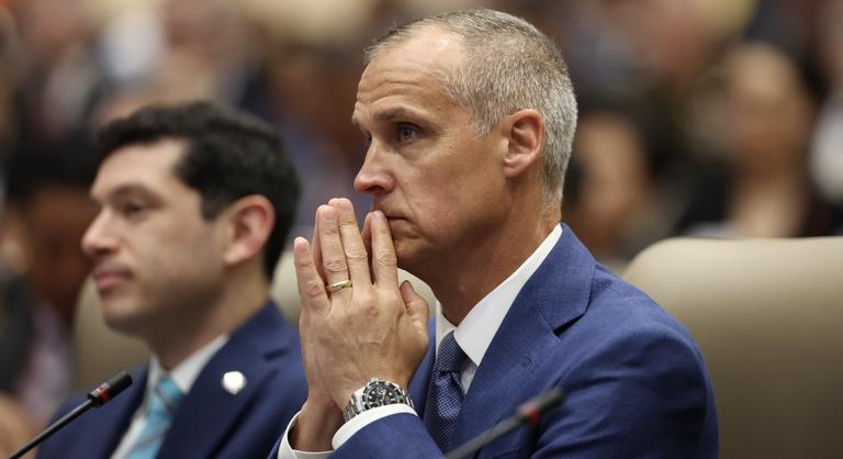 Donald Trump kirúgta a menesztett belbiztonsági miniszter szeretőjét is, egész Amerika ezen csámcsog