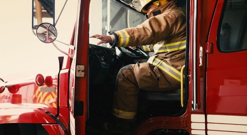 Mivel nem volt víz a háznál, vödrökkel futva mentették meg a lángoló portát Cibakházán