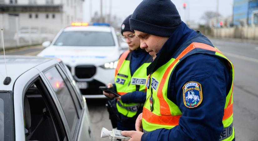 Megállították a rendőrök, egyből ugrott a jogsi