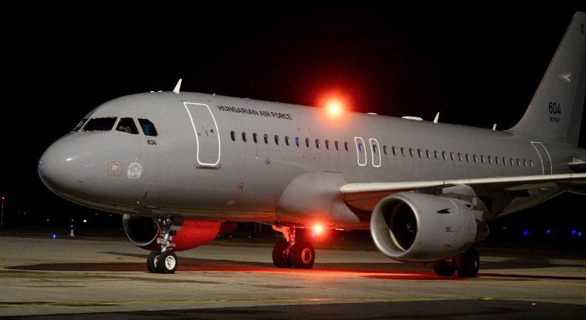 Újabb magyar katonai gép szállt le Ferihegyen