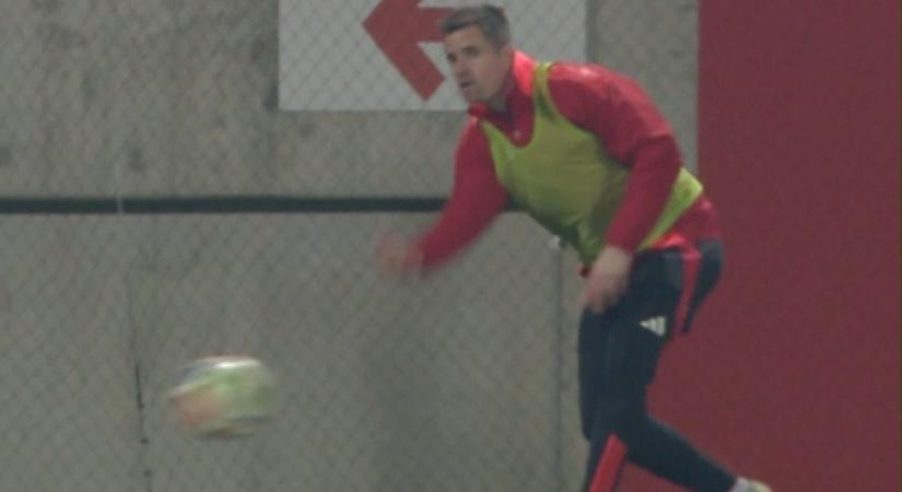 Még pályára sem lépett, már sárgát kapott: Megtrollkodta a kapuskirúgást Novothny - videó