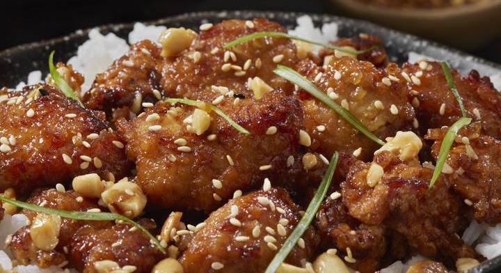 Gyors koreai csirkeragu mogyoróval: fűszeres, szaftos, ellenállhatatlan