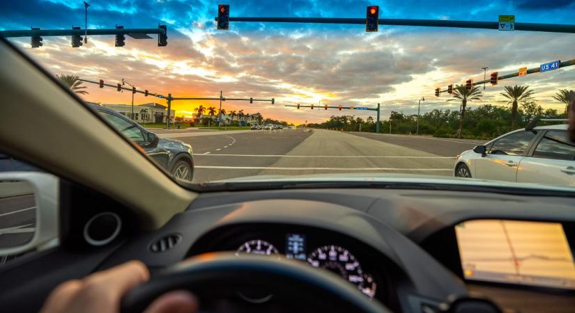 KVÍZ: Sok autós elrontja ezt a KRESZ-tesztet – te tudod a helyes áthaladási sorrendet?