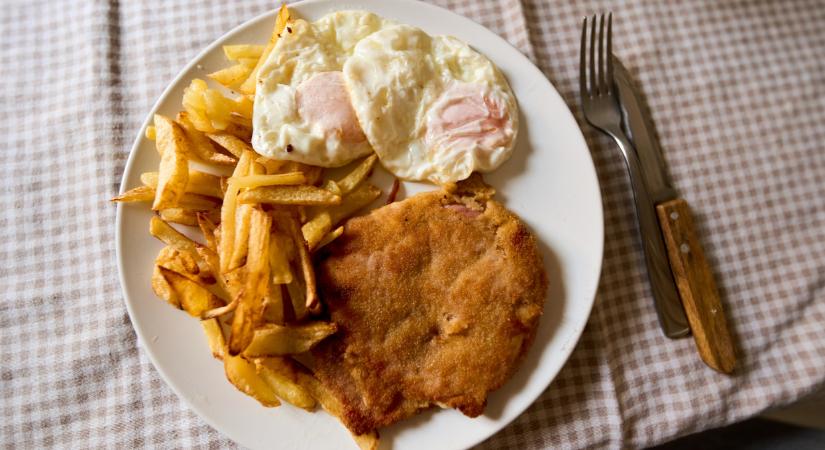 Így készül a szegények rántott húsa: ettől omlós és szaftos a vasi pecsenye